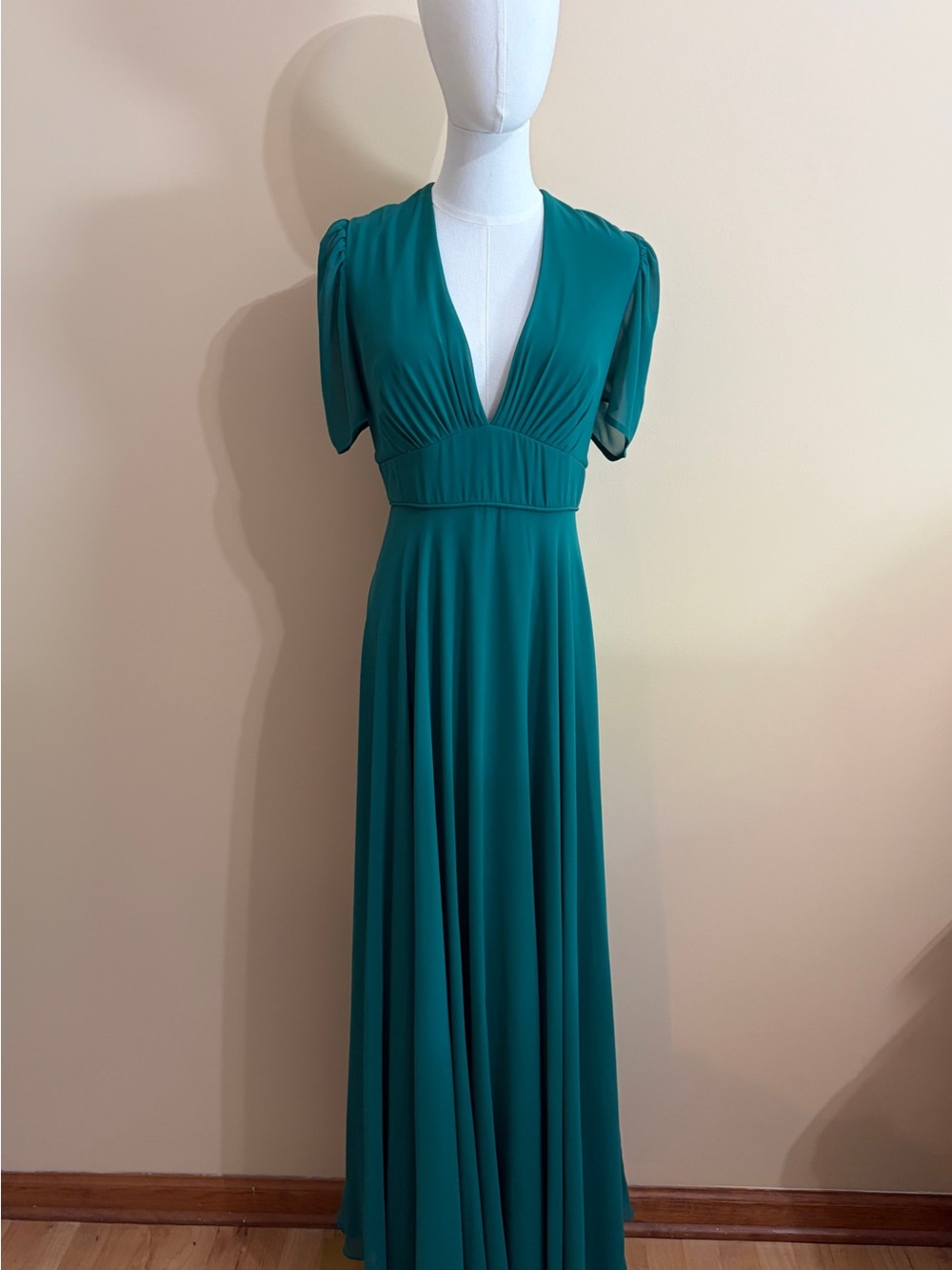 Mac Duggal‎ Ieena Chiffon Plunge A-Line Gown in Empress Green - Size 12